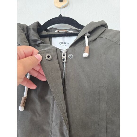 ONLY Women’s Hooded Utility Jacket XS Gray Lightweight Drawstring Casual Layer - Picture 5 of 11